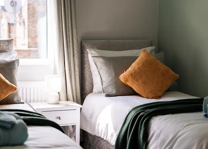 Edmonton - 4 Bedrooms, Sleeps 8, 3 Bathroom Contractor Base London